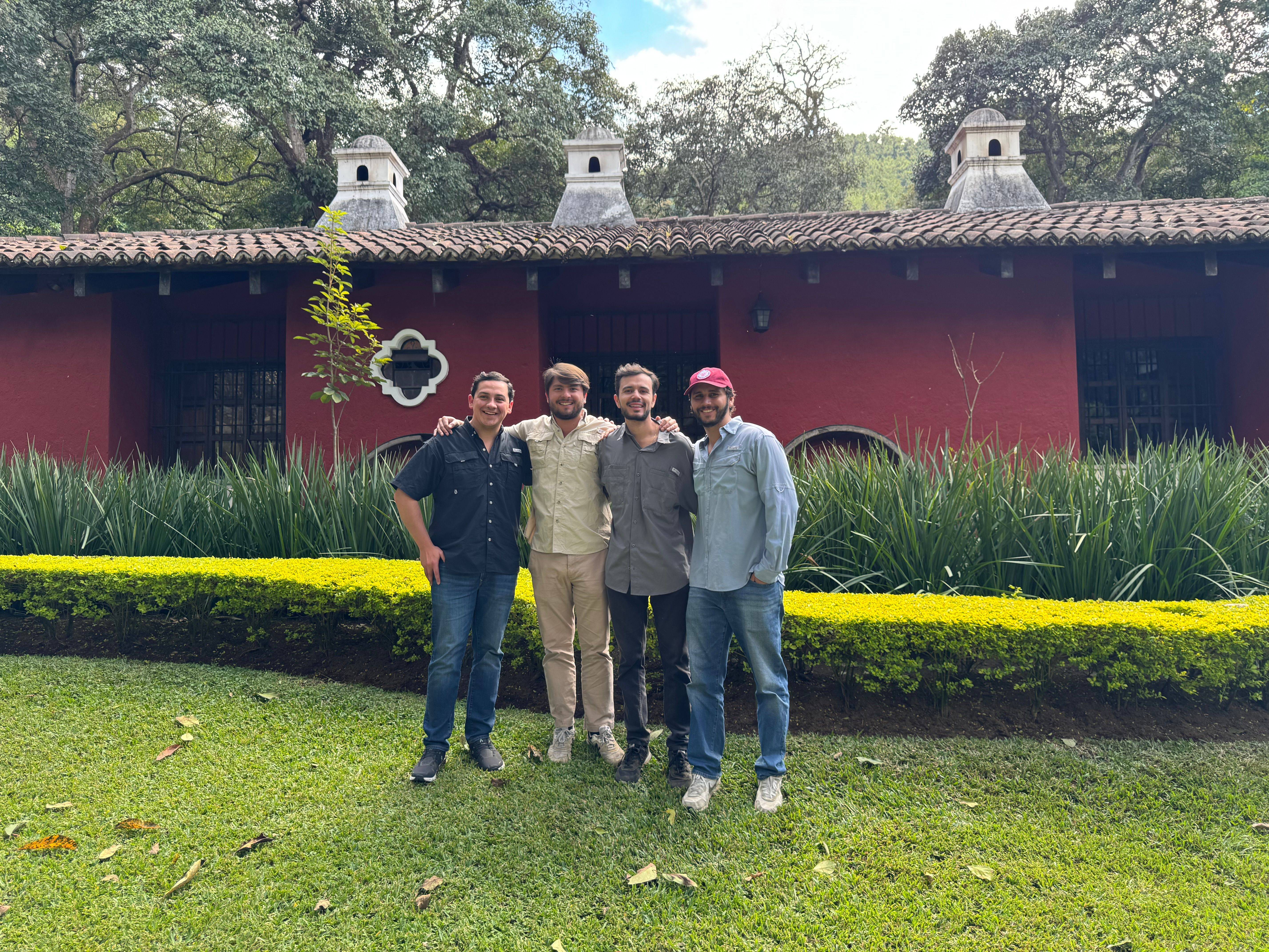 Equipo de Volcano Coffee frente al edificio histórico de Finca San Juan en Antigua Guatemala.